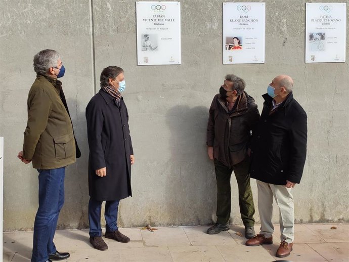 Imagen del pasado 16 de noviembre, cuando se descubrió la placa de Fabián Vicente del Valle, a la que miran sus dos hijos, a la derecha, y el alcalde de Salamanca, Carlos García Carbayo, centro, y el concejal de Deportes, Javier García Rubio (i).