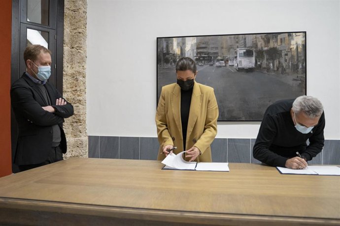 Archivo - San Fernando da una subvención para estudiar el material exhumado en las fosas comunes del cementerio.