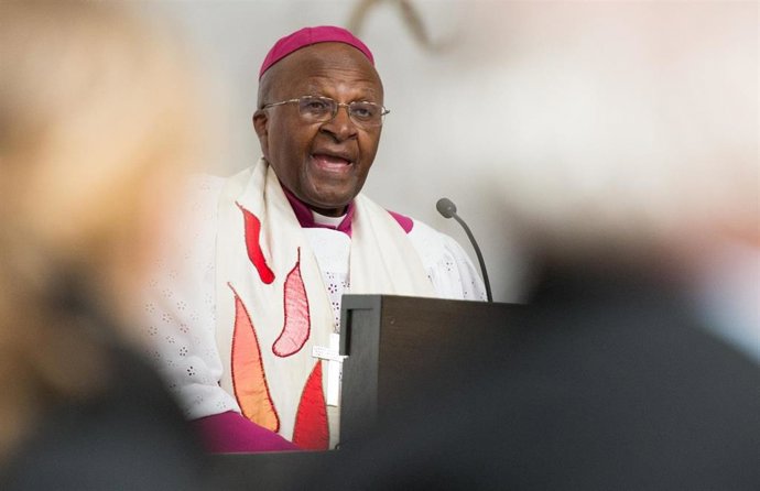 Archivo - El Premio Nobel de la Paz sudafricano Desmond Tutu pronuncia el elogio en el servicio fúnebre del ex secretario general del Consejo Mundial de Iglesias Philip Potter