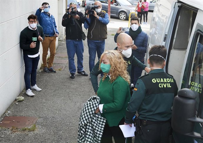 Archivo - Carmen Merino, la acusada por el crimen del cráneo de Castro Urdiales, sale de un furgón de la Guardia Civil custodiada por agentes para entrar al Juzgado de Instrucción número 3 de Castro Urdiales, Cantabria (España), a 13 de noviembre de 202