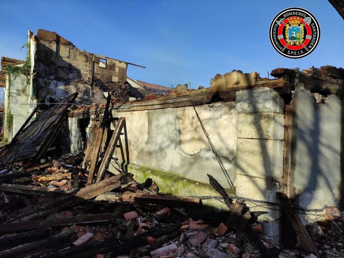 Estado en que ha quedado la casa de Adarzo habitada por okupas tras el incendio que ha sufrido