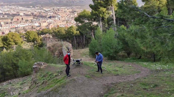 Imagen de los trabajos preliminares para la restauración de la muralla de Jaén.