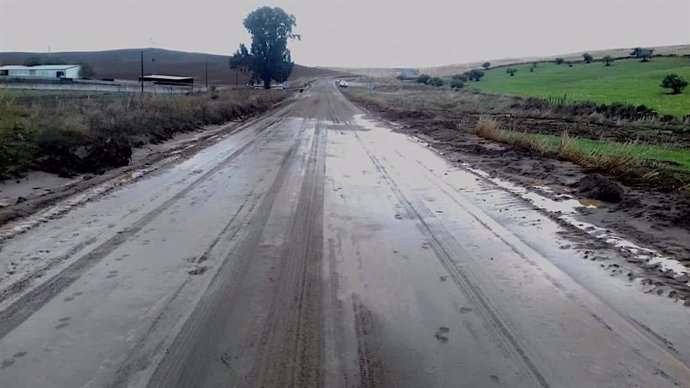 Archivo - Carretera afectada por las lluvias en la provincia de Badajoz