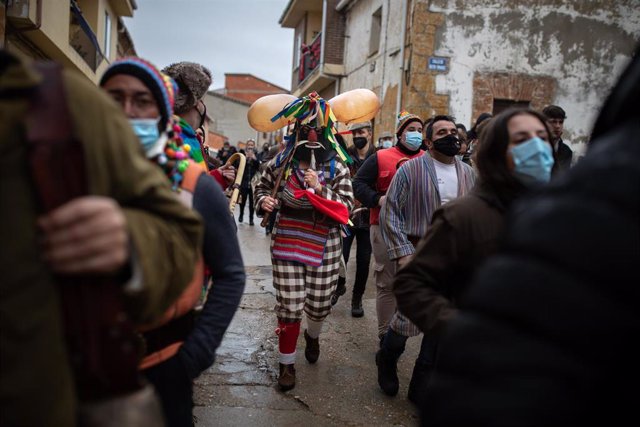 El zangarrón y otros personajes en la fiesta de la mascarada de invierno en Sanzoles,en Zamora.