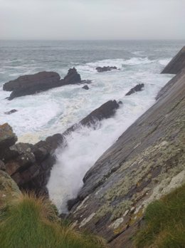Archivo - Temporal de fuerte oleaje, olas en la playa de Pormenande, en el concejo de El Franco, en el occidente asturiano.