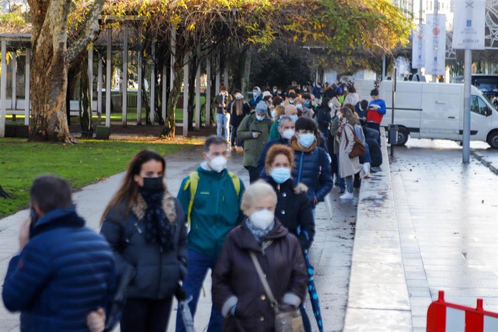 Varias personas hacen cola para hacerse PCR, en un punto móvil de PCR gratuitas en el Naútico de Vigo, a 23 de diciembre de 2021, en Vigo, Pontevedra, Galicia (España). Decenas de personas han hecho más de tres horas de cola desde esta madrugada para ha