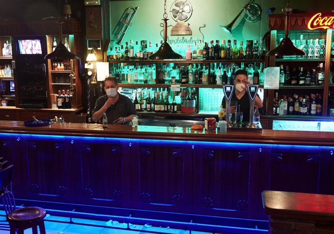 Archivo - Dos camareros en un local de ocio nocturno, antes de su cierre a medianoche, a 3 de julio de 2021, en Santander, Cantabria (España). La región de Cantabria acordó cerrar a partir de este viernes y durante 14 días los locales de ocio nocturno a