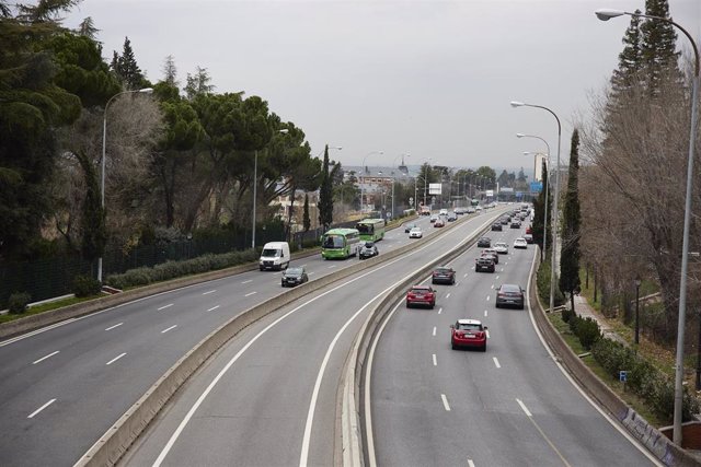 Varios vehículos circulan en la autovía A-6, a 23 de diciembre de 2021, en Madrid (España). 