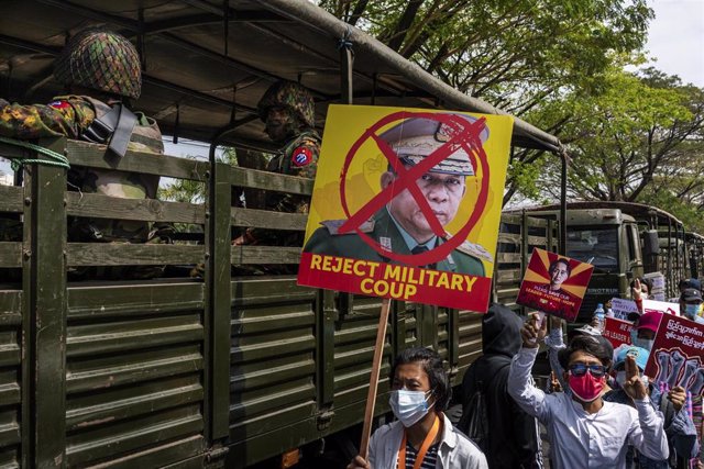 Protestas contra la junta militar brimana en Yangon, la capital del país.