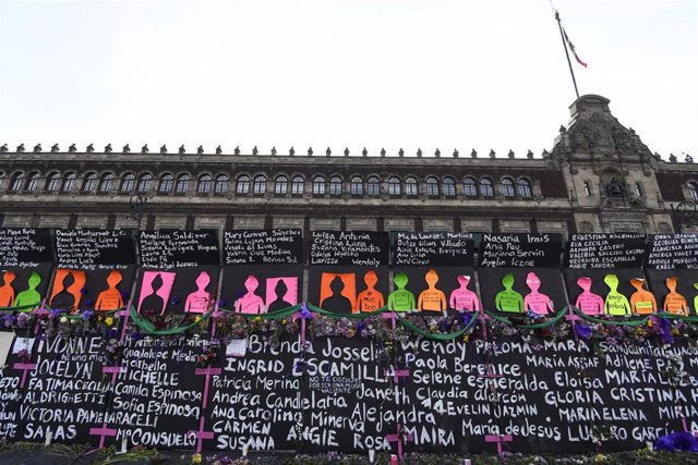 Archivo - Mural con los nombres de mujeres víctimas de la violencia machista en Ciudad de México