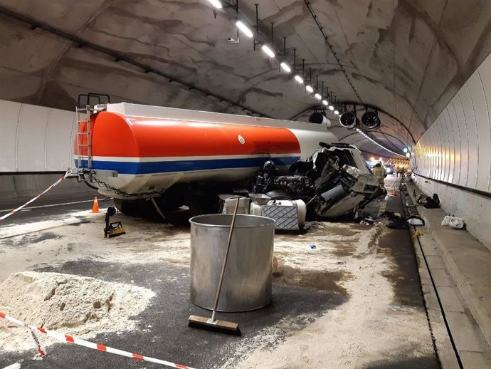 El choque entre un camión cisterna y una furgoneta provoca cortes en la Supersur, a la altura de Barakaldo, sentido Irun