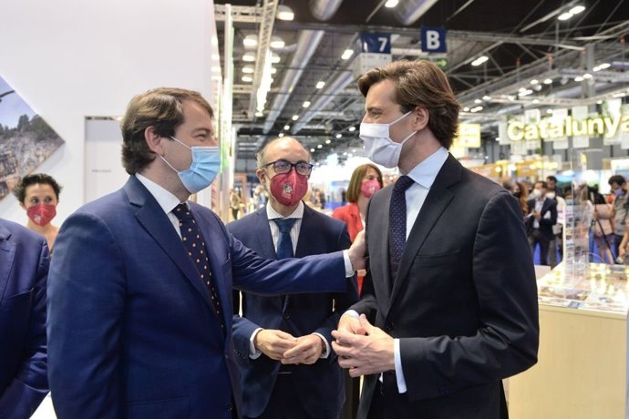 Archivo - El vicesecretario de Comunicación del PP, Pablo Montesinos, con el presidente de Castilla y León, Alfonso Fernández Mañueco, en la feria de Fitur. En Madrid, a 21 de diciembre de 2021.