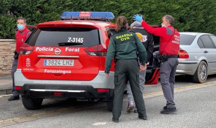 Dos detenidos tras ser sorprendidos intentando acceder a una vivienda en Berrioplano.