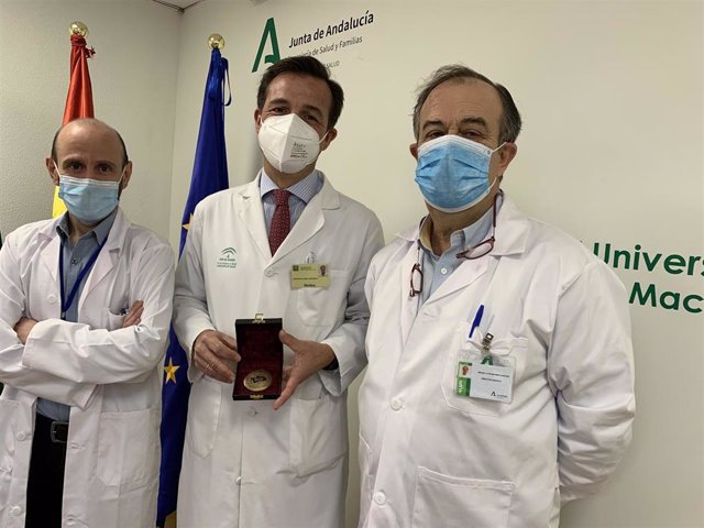 En la imagen, de izquierda a derecha Ángel Caunedo,jefe del Servicio de Digestivo, Federico Argüelles y Miguel Colmenero, gerente del centro hospitalario