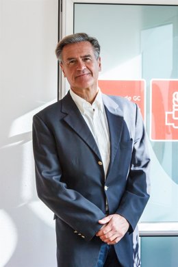 El eurodiputado socialista y presidente de la Comisión de Libertades Civiles, Justicia y Asuntos de Interior del Parlamento Europeo, Juan Fernando López Aguilar, posa después de una entrevista para Europa Press, en la sede del PSOE de Las Palmas