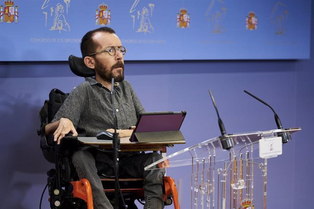 El portavoz de Unidas Podemos, Pablo Echenique, en una rueda de prensa, durante una Junta de Portavoces en el Congreso de los Diputados, a 21 de diciembre de 2021, en Madrid, (España).