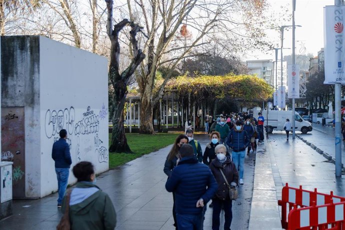 Varias personas hacen cola para hacerse PCR, en un punto móvil de PCR gratuitas en el Naútico de Vigo, a 23 de diciembre de 2021, en Vigo, Pontevedra, Galicia (España). Decenas de personas han hecho más de tres horas de cola desde esta madrugada para ha