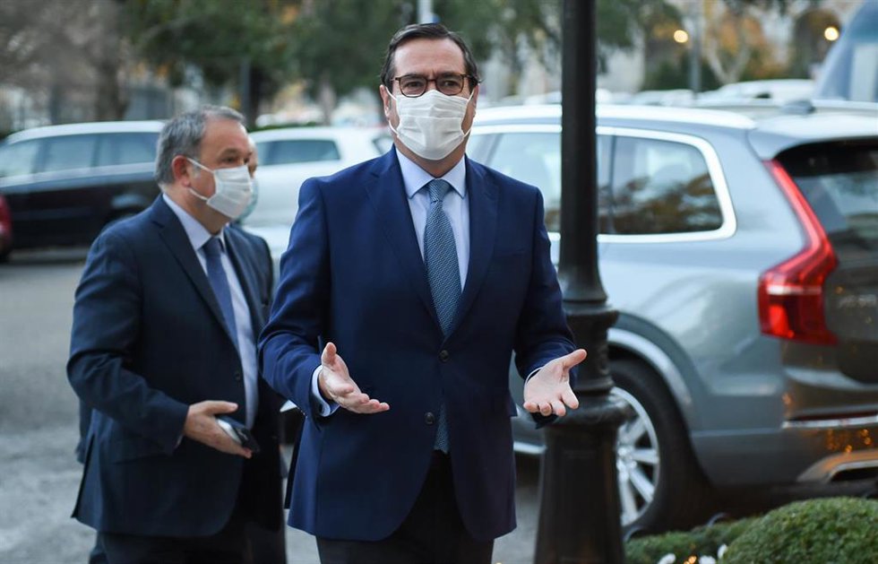 El presidente de la CEOE, Antonio Garamendi (c), en una imagen de archivo.