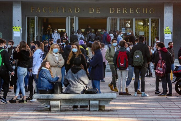 Archivo - Varios jóvenes charlan antes de entrar a clase en la Facultad de Derecho de la Universidad Complutense en el Campus Universitario de Moncloa en Ciudad Universitaria.