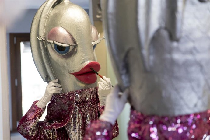 Archivo - La Sardina del Antroxu gijonés de 2021 se prepara, 'enlatada' en casa, para una edición en fomato digital del evento debido a la pandemia (Archivo)