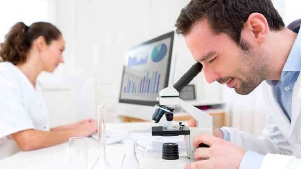 Archivo - Un técnico de laboratorio