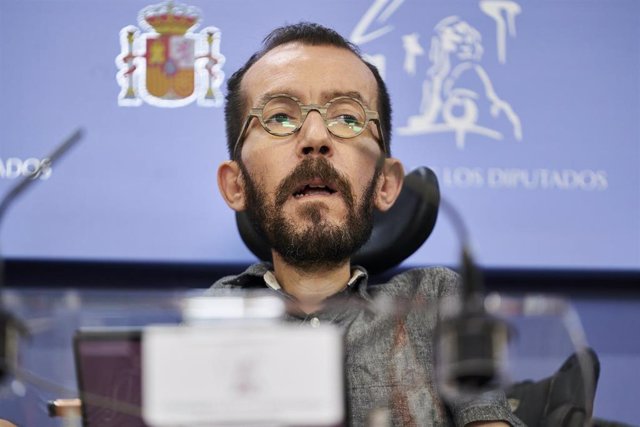 El portavoz de Unidas Podemos, Pablo Echenique, en una rueda de prensa, durante una Junta de Portavoces en el Congreso de los Diputados, a 21 de diciembre de 2021, en Madrid, (España).