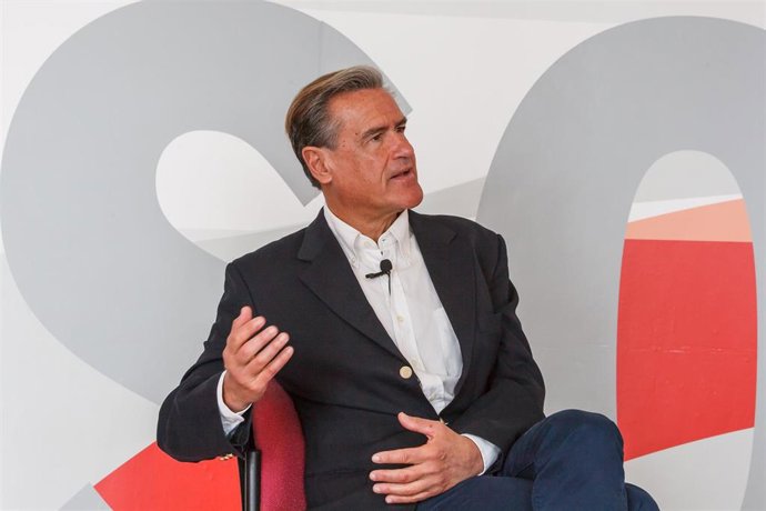 El eurodiputado socialista y presidente de la Comisión de Libertades Civiles, Justicia y Asuntos de Interior del Parlamento Europeo, Juan Fernando López Aguilar, durante una entrevista para Europa Press, en la sede del PSOE de Las Palmas de Gran Canaria 