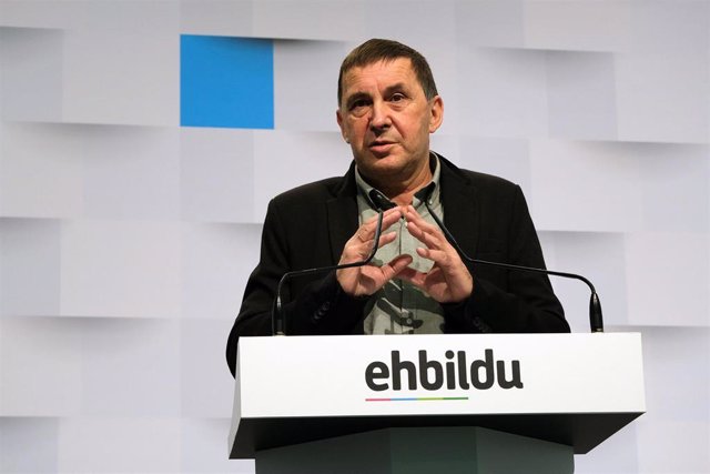 El coordinador general de EH Bildu, Arnaldo Otegi, en una rueda de prensa en la sede de EH Bildu, a 24 de diciembre de 2021, en San Sebastián, Guipúzcoa, País Vasco (España). 