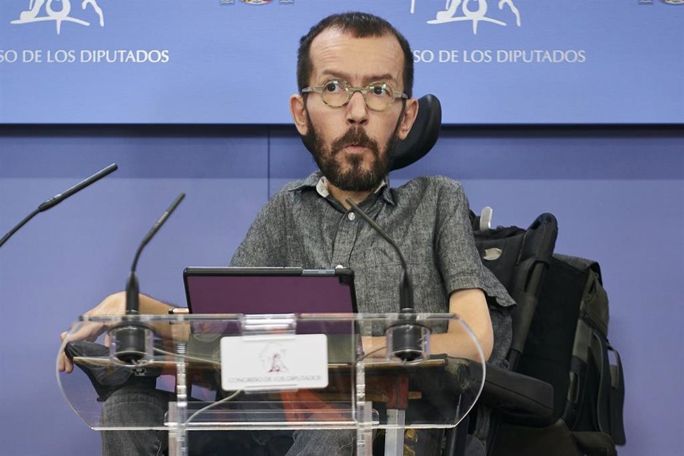 El portavoz de Unidas Podemos, Pablo Echenique, en una rueda de prensa, durante una Junta de Portavoces en el Congreso de los Diputados, a 21 de diciembre de 2021, en Madrid, (España).
