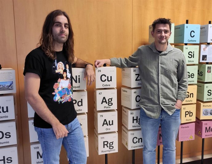 Daniel Joven Sancho, junto al investigador Miguel Baya.