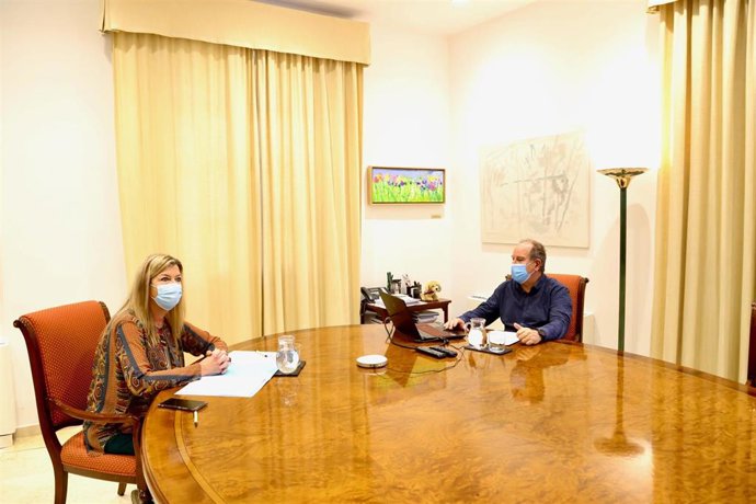 La consellera de Salud y Consumo, Patrícia Gómez, y el director general del Servicio de Salud, Juli Fuster, se reúnen de forma telemática, desde el Consolat de Mar, con las gerencias de los hospitales públicos Baleares y de Atención Primaria.