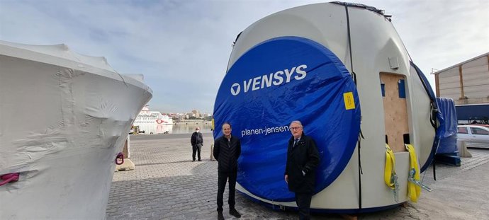 El presidente de la APA, Jesús Caicedo, con los aerogeneradores Vensys