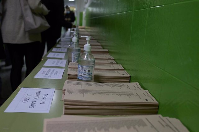 Archivo - Varias papeletas en un colegio de Madrid durante las elecciones de mayo de 2021.