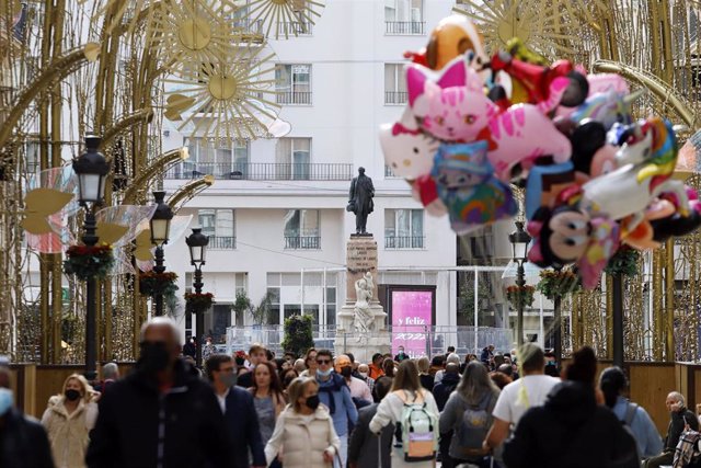 Malagueños, turistas y visitantes llenan las calles de Málaga en un domingo de Navidad con los comercios abiertos y temperaturas de 20 grados  a 26 de diciembre de 2021 en Málaga, Andalucía.