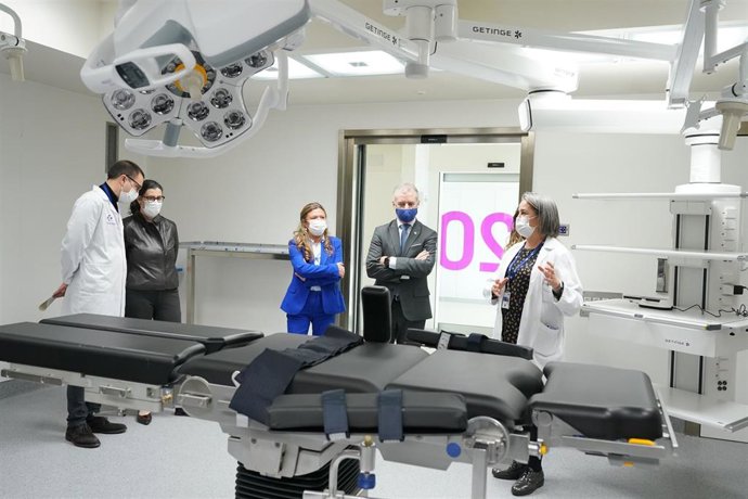 El Lehendakari Iñigo Urkullu  (5i) y la consejera de Sanidad del Gobierno vasco, Gotzone Sagardui Goikoetxea (6i), durante su visita al nuevo edificio de Servicios Generales del HUA Txagorritxu, en el Hospital Universitario de Alava - HUA, a 22 de dicie