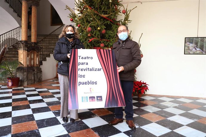 La delegada de Cultura de la Diputación de Córdoba, Salud Navajas (izda.), presenta el 'Programa de Teatro por los Municipios'.