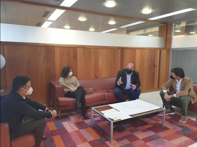 Jaime Martínez, con representantes del PP en Tenerife.