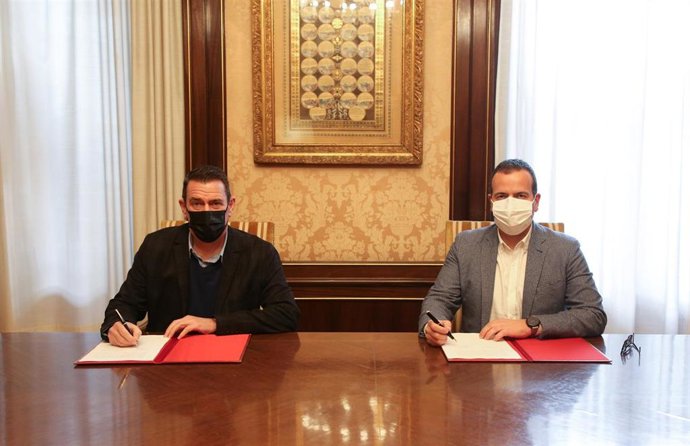 Pablo Roncal y Roberto Cámara, en la firma del convenio en el Palacio de Navarra