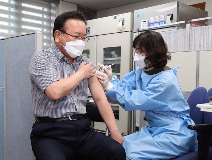 El primer ministro de Core del Sur, Kim Boo Kyum, recibe una dosis de la vacuna contra la COVID-19.