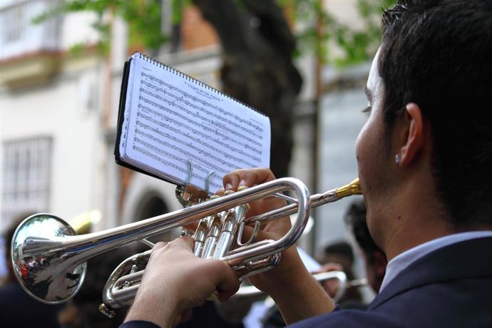 Archivo - Imagen de archivo de un trompeta de una banda en Semana Santa
