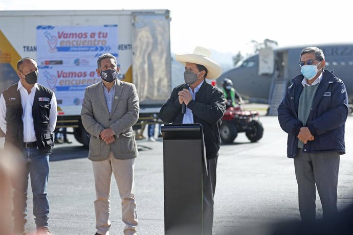 Archivo - HANDOUT - 14 September 2021, Peru, Cajamarca: Peruvian President Pedro Castillo (2nd R) speaks at the Mayor General FAP Armando Revoredo Iglesias Airport, during the delivery of 292,000 doses of Coronavirus (Covid-19) vaccine. Photo: Jose Luis