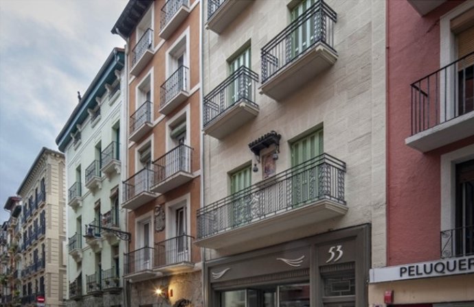 Exterior del piso de la calle Mayor de Pamplona, que próximamente saldrá a subasta