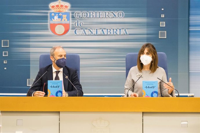 La Consejera De Empleo Y Políticas Sociales, Ana Belén Álvarez, Y El Director General De Trabajo, Gustavo García, Presentan En Rueda De Prensa La 'Guía Sobre Planes De Igualdad En Las Empresas'.