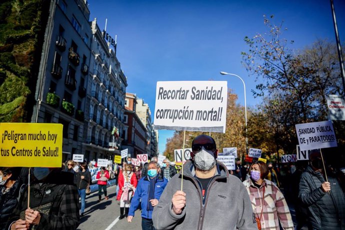 Un hombre sostiene una pancarta donde se lee "¡Defiende tu salud!", en una manifestación en defensa de la atención primaria, a 12 de diciembre de 2021, en Madrid (España).
