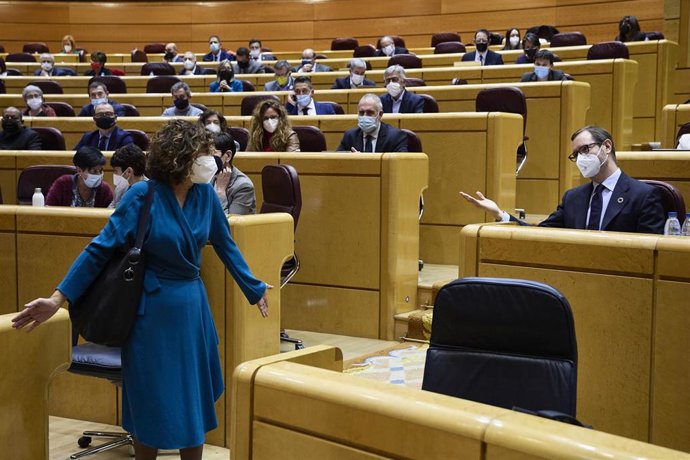 La ministra de Hacienda, Maria Jesús Montero (1i), y el portavoz del PP en el Senado, Javier Maroto (1d), conversan en una Sesión de Control en el Senado, a 21 de diciembre de 2021, en Madrid (España). El Senado celebra su última sesión plenaria del año