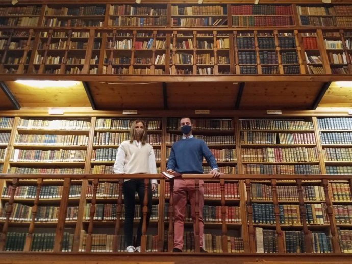 El portavoz del PP en el Consell de Mallorca, Lloren Galmés, y la consellera 'popular' Antonia Roca, en la Biblioteca Balear del Monestir de la Real.