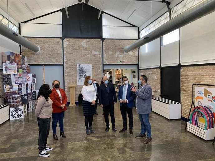 El consejero de Fomento e Infraestructuras, José Ramón Díez de Revenga, y la vicepresidenta y consejera de Mujer, Igualdad, LGTBI, Familias y Política Social, Isabel Franco, junto con los responsables de la Fundación Cepaim