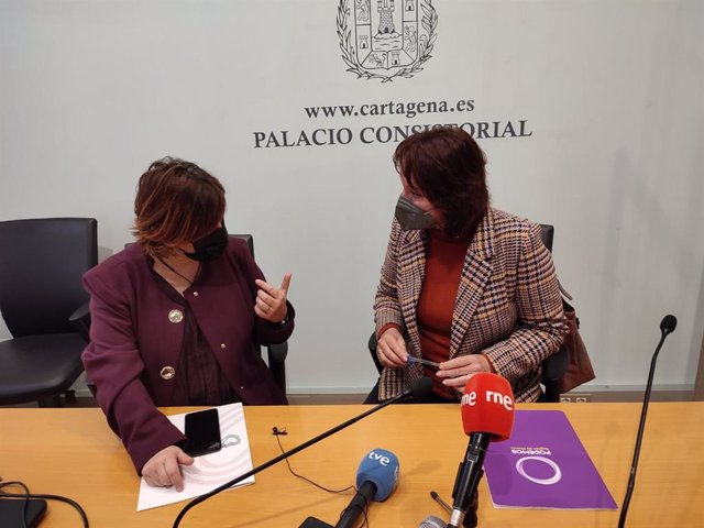 La concejal de Podemos en Cartagena, Leli García, y la portavoz de la formación morada en la Asamblea, María Marín