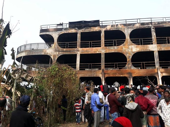 Ferry indendiado en Bangladesh.