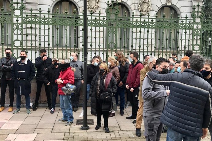 Concentración de hosteleros del ocio nocturno organizada por Abaco ante Presidencia